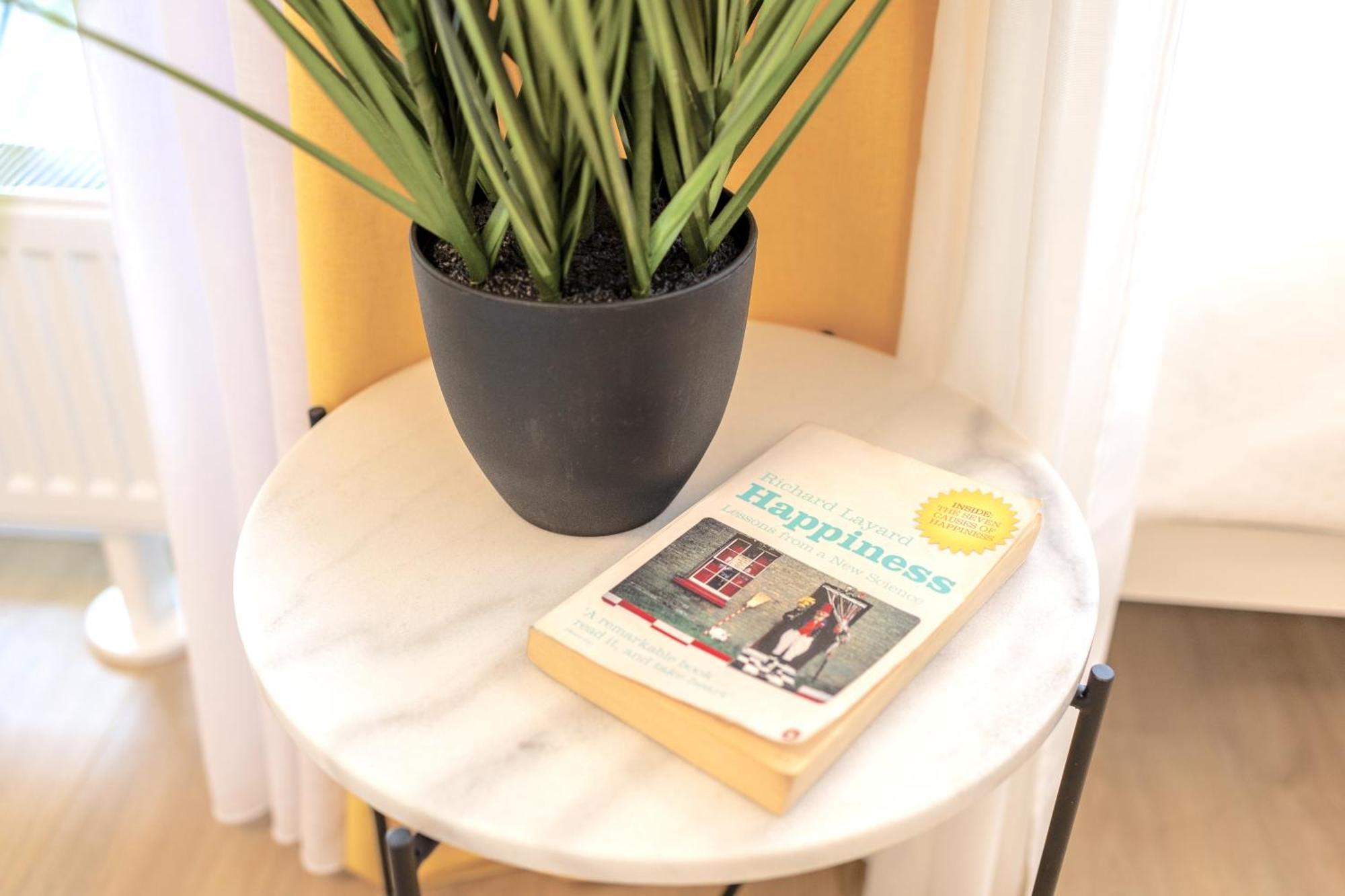 Yellow Apartment - Balcony, Free Parking, By Gravity Praag Buitenkant foto