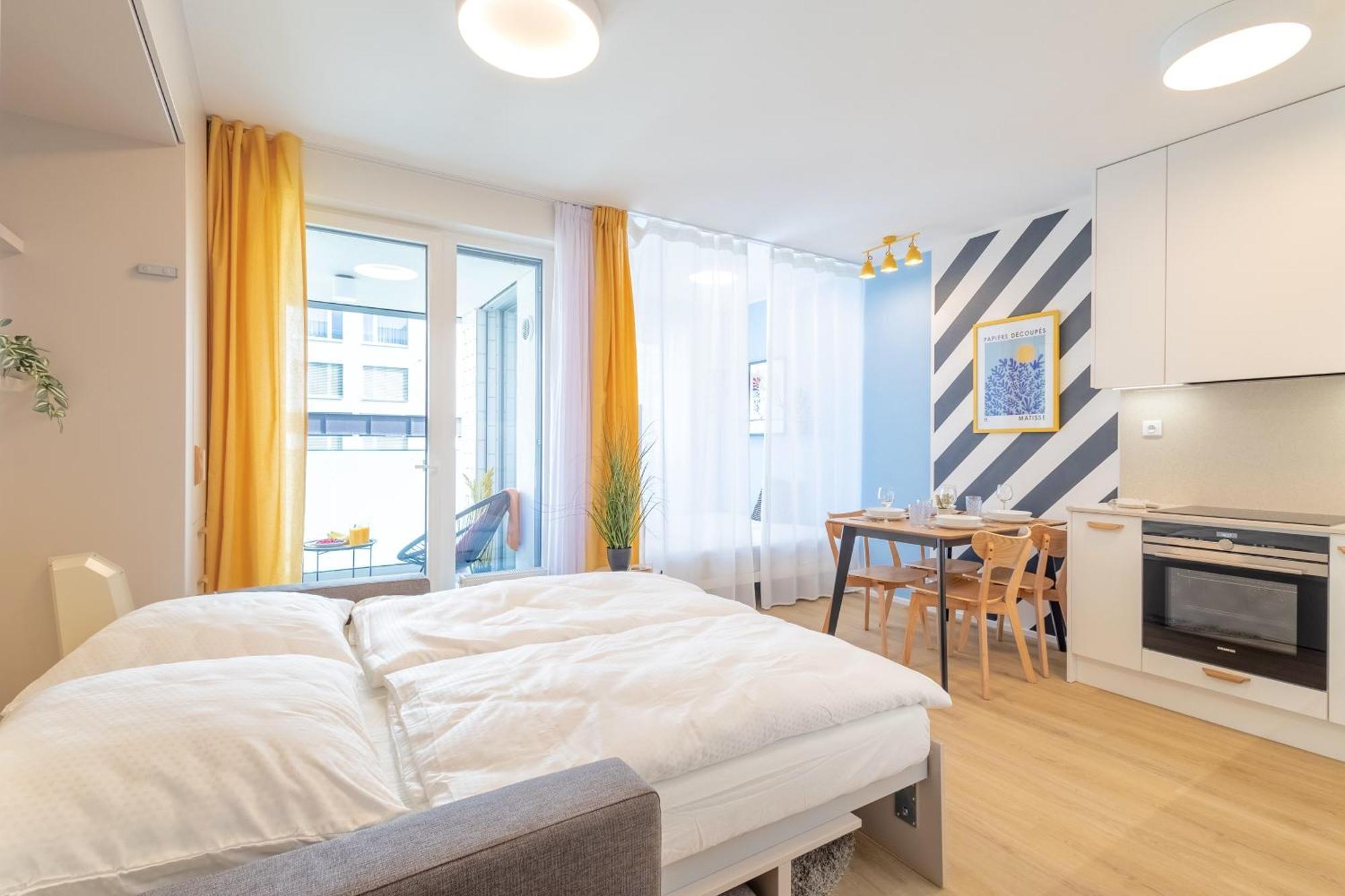 Yellow Apartment - Balcony, Free Parking, By Gravity Praag Buitenkant foto