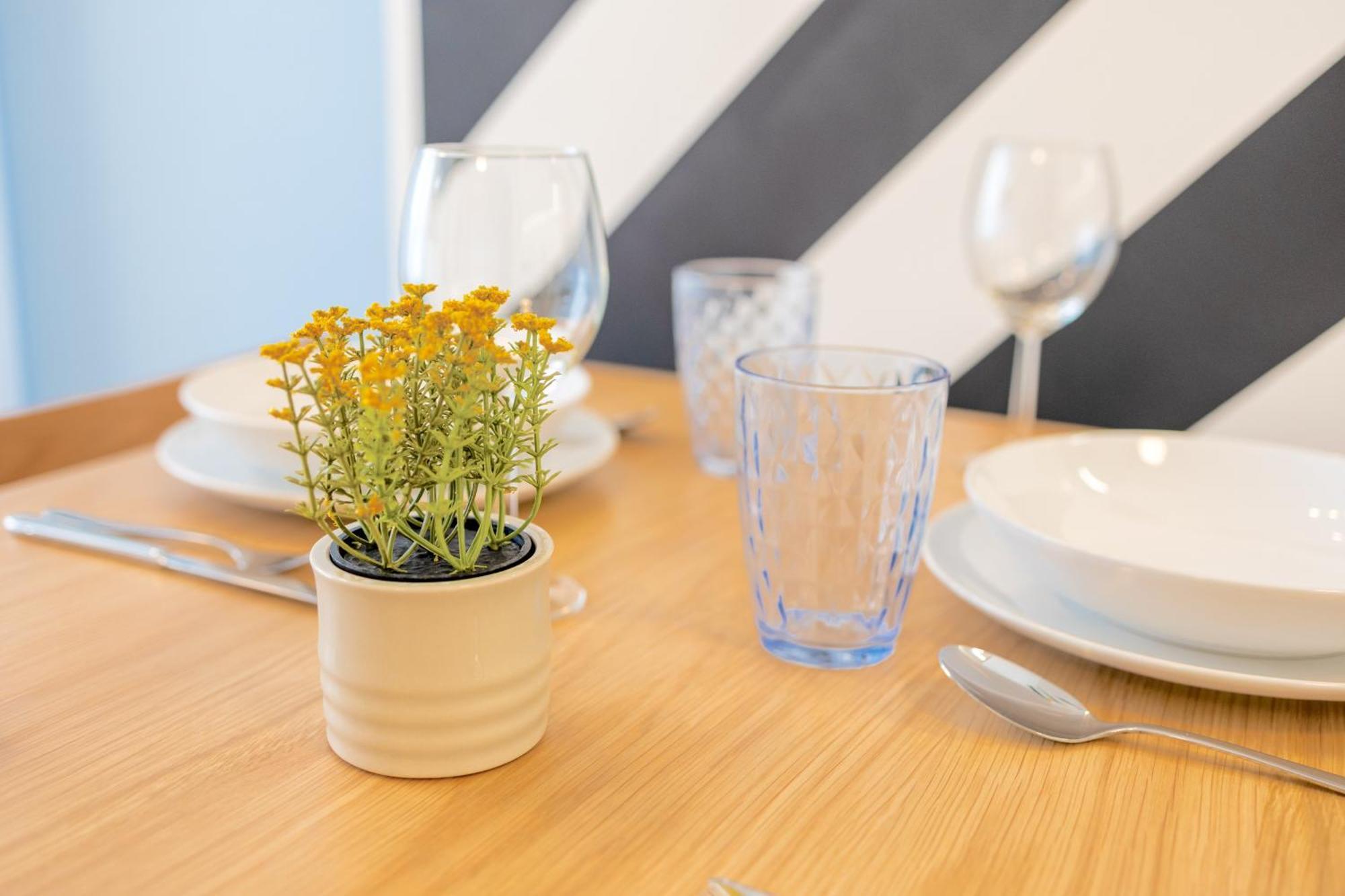 Yellow Apartment - Balcony, Free Parking, By Gravity Praag Buitenkant foto