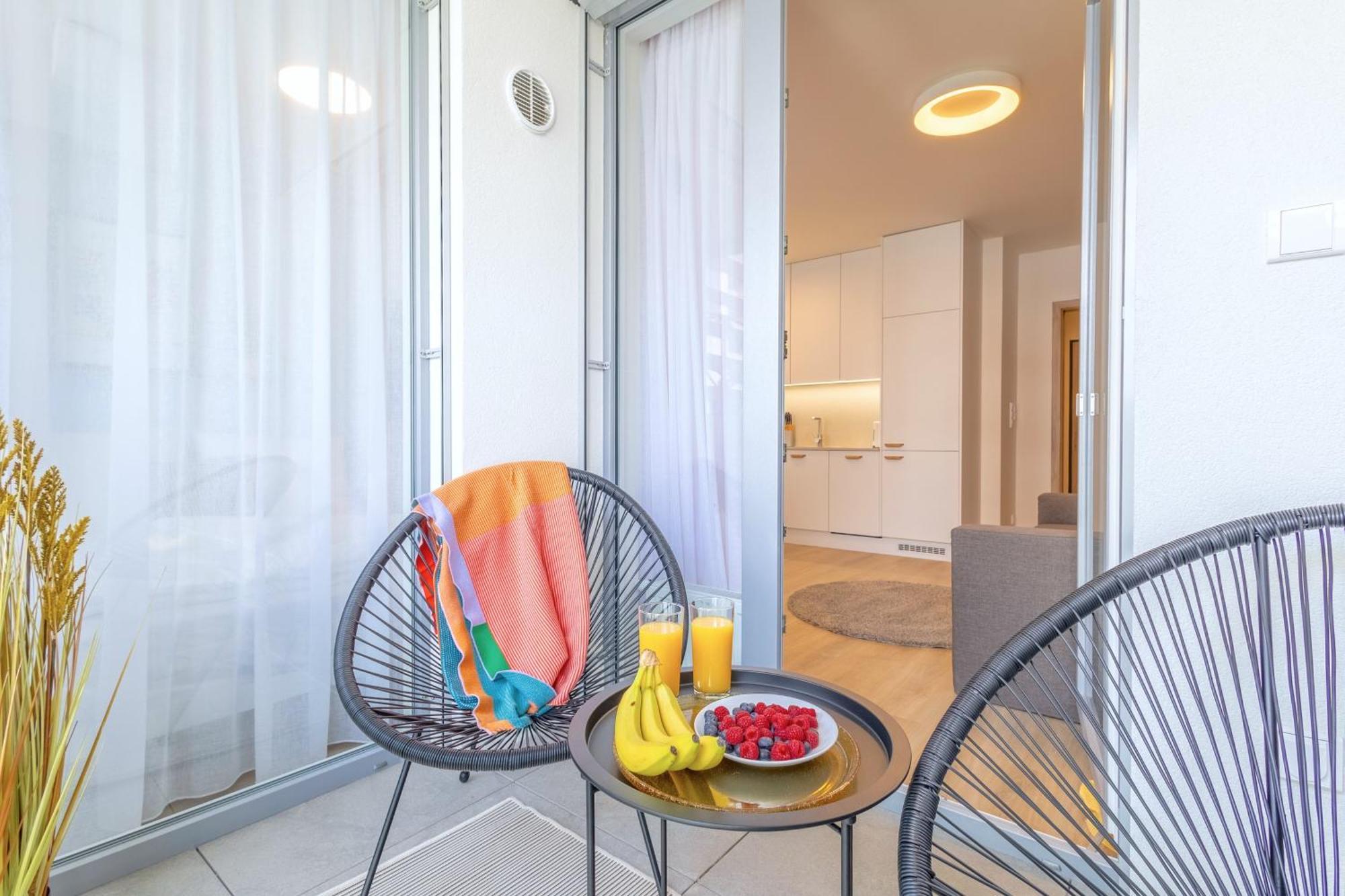 Yellow Apartment - Balcony, Free Parking, By Gravity Praag Buitenkant foto